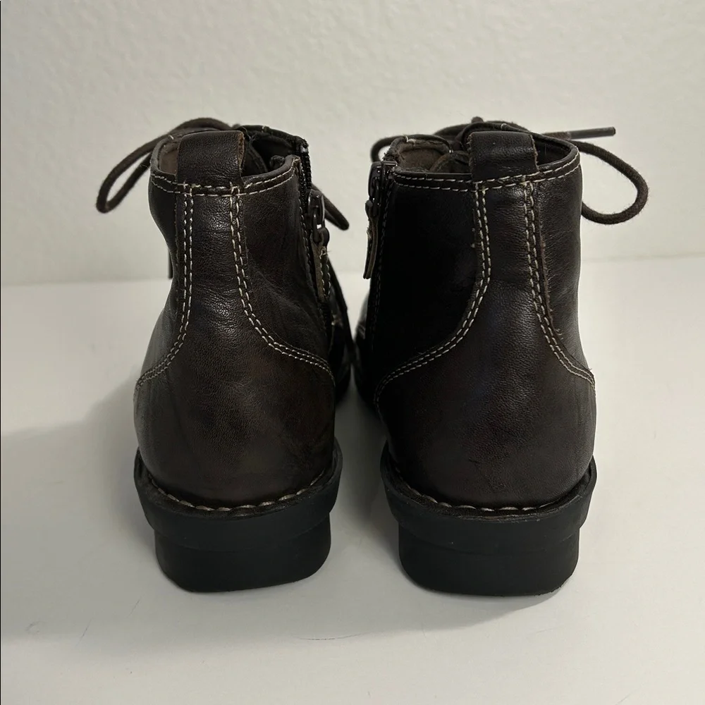 Clark’s Dark Brown Leather Bendables Size 8 **WIDE Lace Up Ankle Boots
